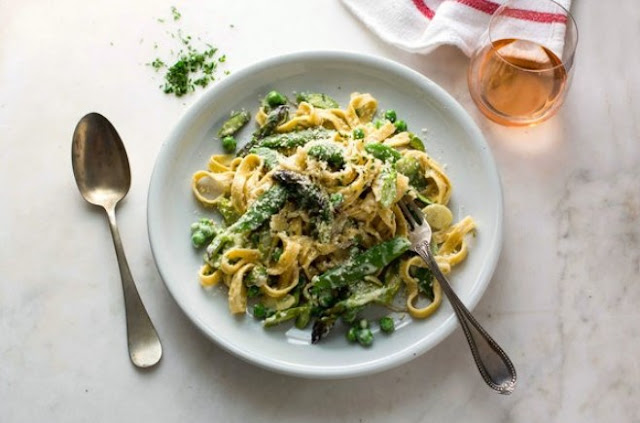 Lemon Feta Linguine with Garlic Asparagus #pasta #vegetarian