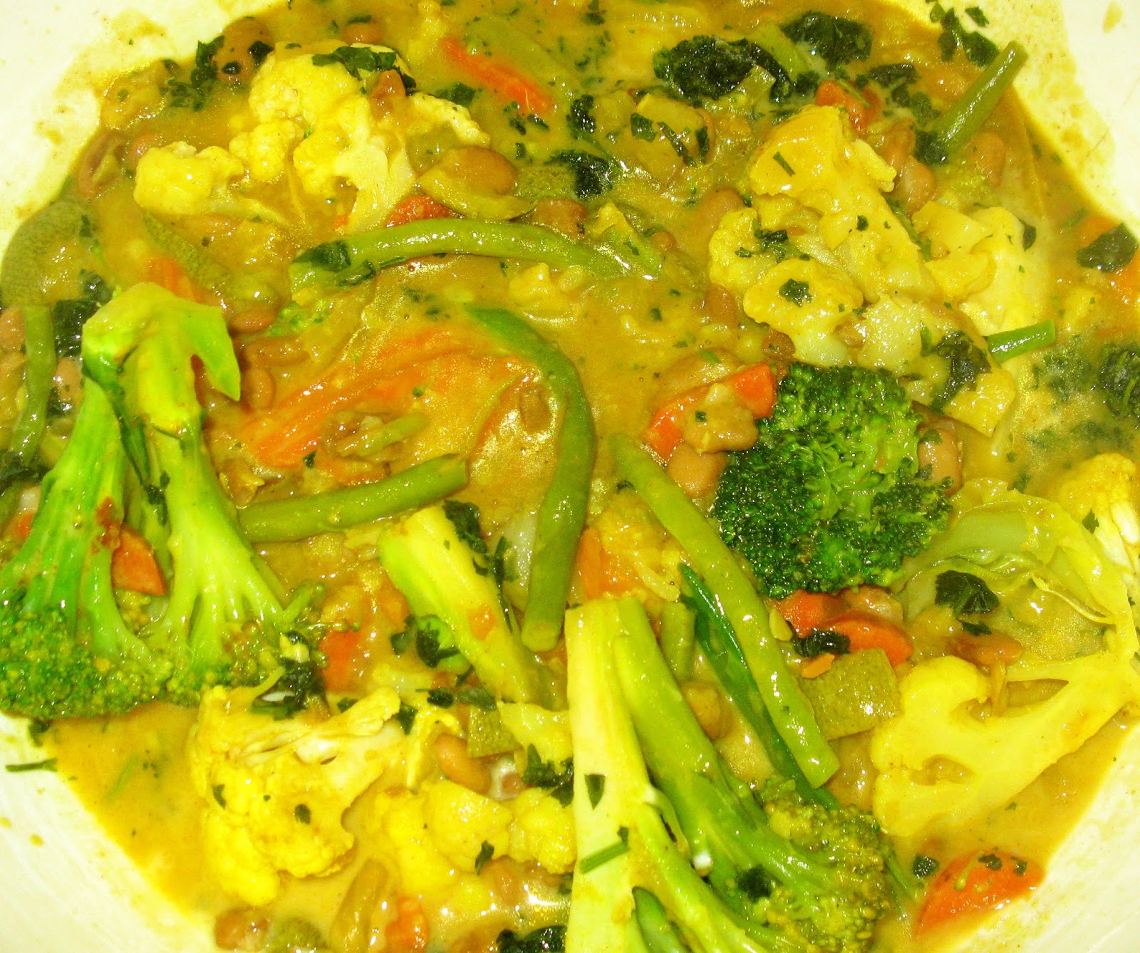 GOOD LIFE Living Well Cauliflower stew Indian style, Tempeh Curry and