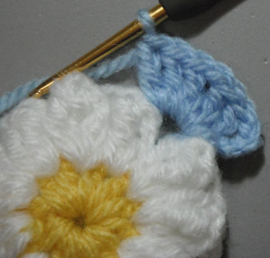 ふっくらデイジーのグラニースクエアの編み方 Crochet And Me かぎ針編みの編み図と編み方
