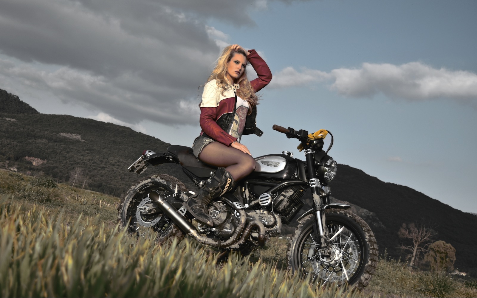 Ducati Cafe Racer РґРµРІСѓС€РєРё