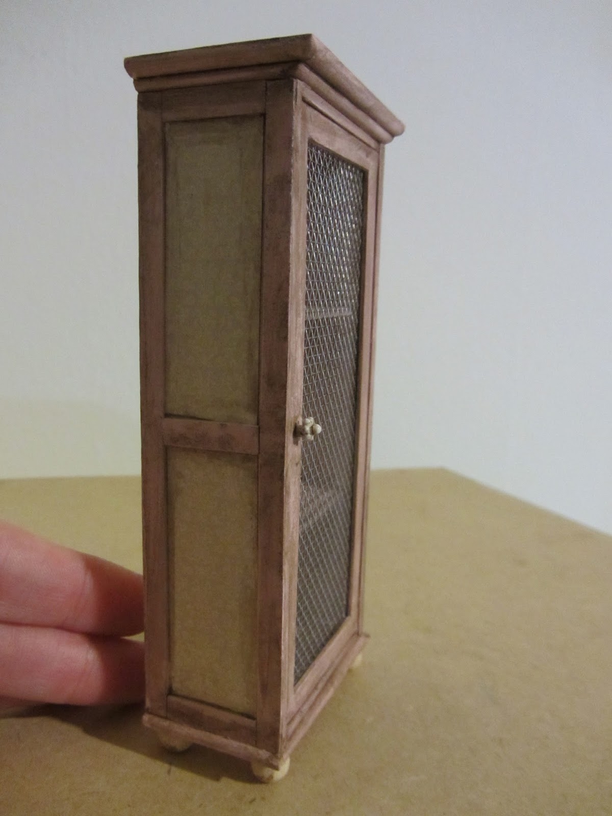 Nostalgie in 1:12: Kleiner Vorratsschrank