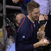 Twins fan catches foul ball while holding ice cream (Video)