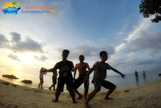 bermain di pantai karimunjawa