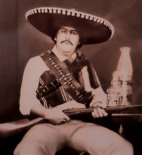 Pablo Escobar, Pancho Villa gibi giyinmiş