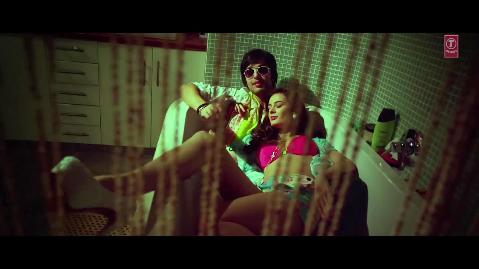 Sunny Sunny Yaariyan Full Video Song Film - YouTube