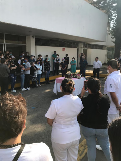 Honra IMSS con homenaje a la médica Gabriela Ornelas Pacheco. Sus familiares y amigos despidieron a quien mató el Covid.