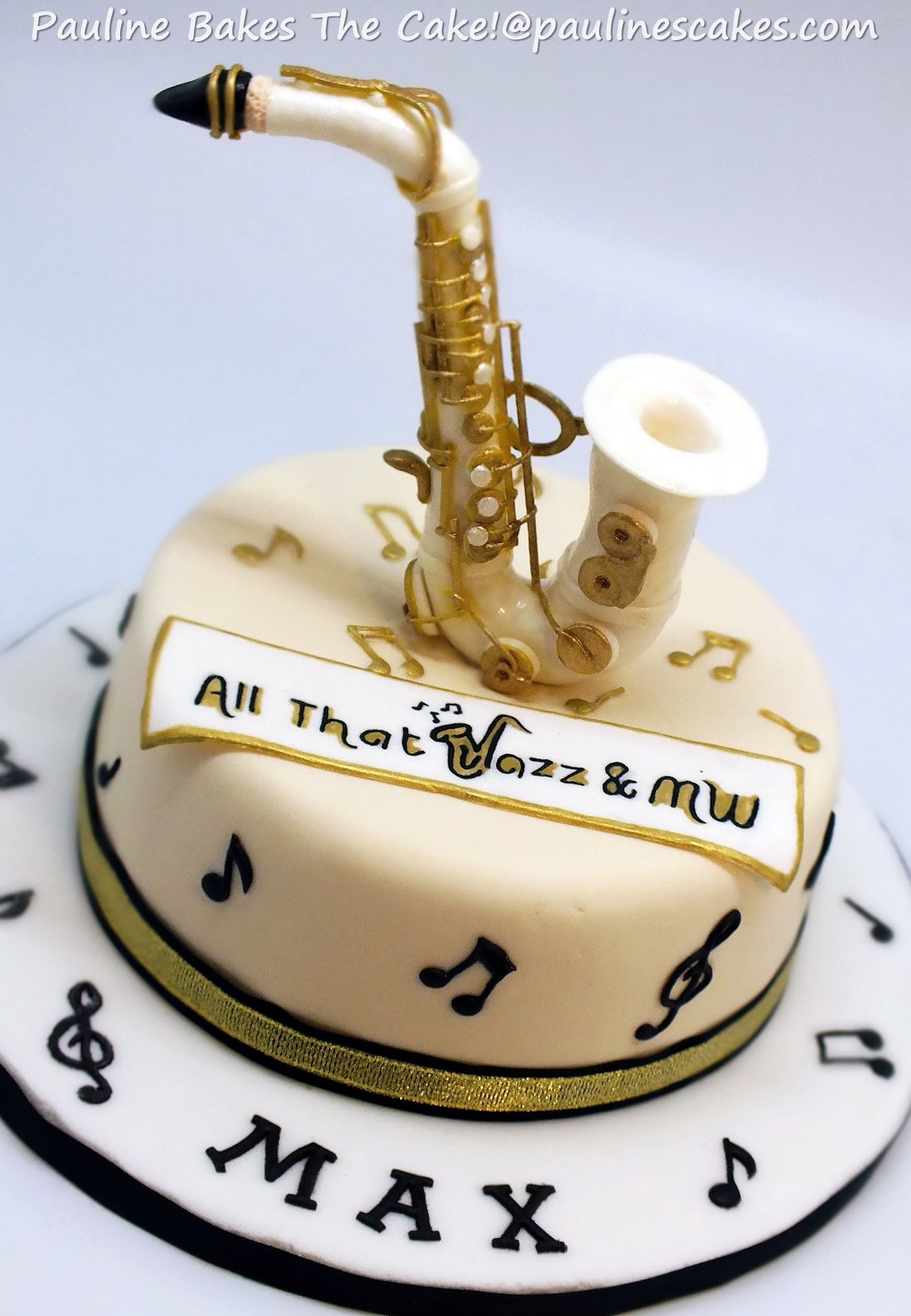 Саксофон поздравления. Торт саксофонисту. Торт с саксофоном. Торт в виде саксофона. Торт для музыканта на день рождения.