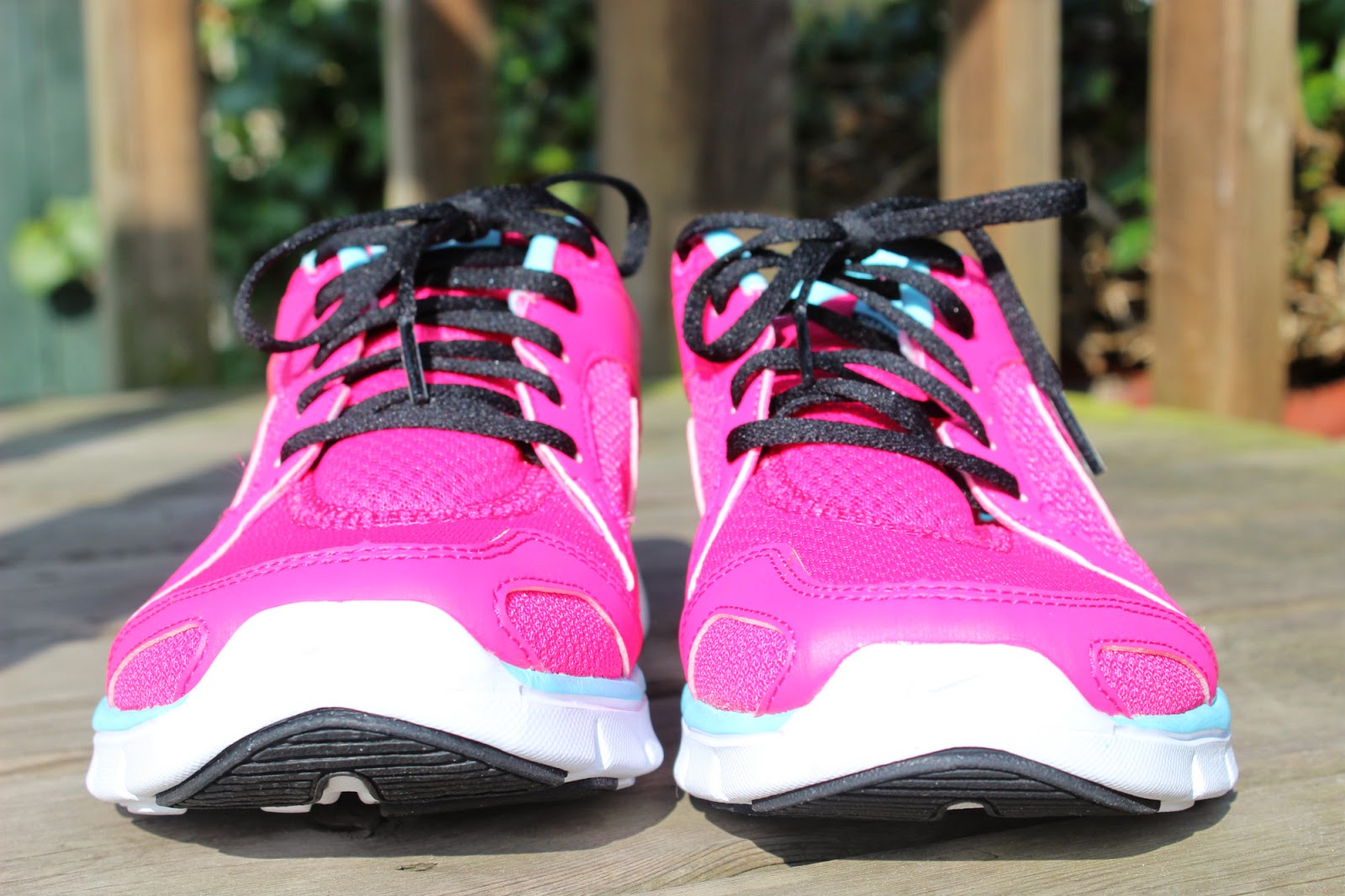 nike running shoes pink and black