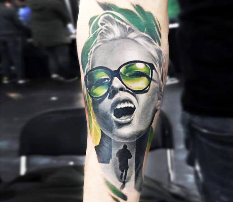 Imagen de un tatuaje de mujer con gafas