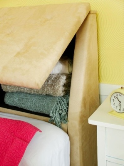 Headboard (sandaran atau bagian kepala tempat tidur) bisa menyediakan ruang penyimpanan tambahan di kamar tidur. Headboard (sandaran atau bagian kepala tempat tidur) bisa menyediakan ruang penyimpanan tambahan di kamar tidur.