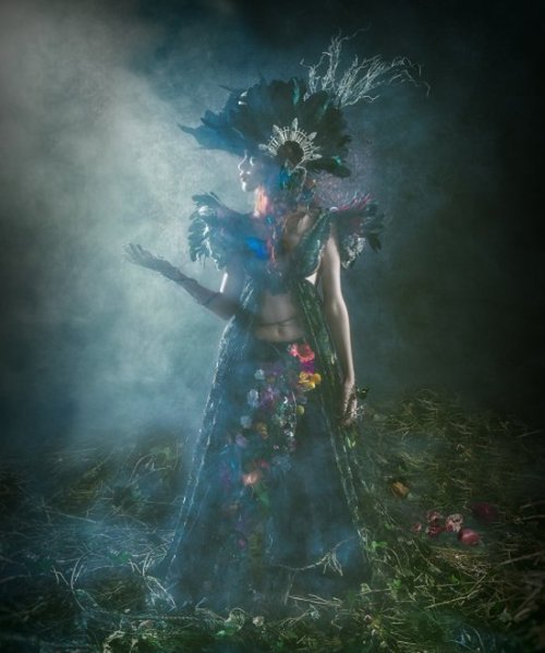 Aura - As santas, virgens e outras divindades femininas nas surreais fotografias de Lorena Cordero - Perséfone (Marla Garzón) Lorena Cordero fotografia surreal arte fashion mulheres deusas divindades femininas aura mitologia religião Perséfone (Marla Garzón)