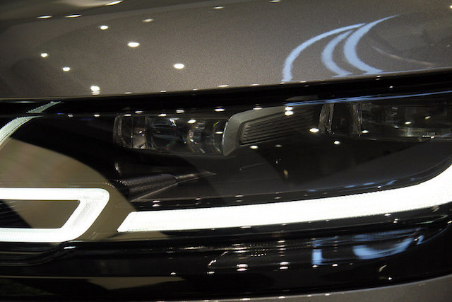 Giá Xe Range Rover Velar First Edition Corris Grey (Màu Xám)