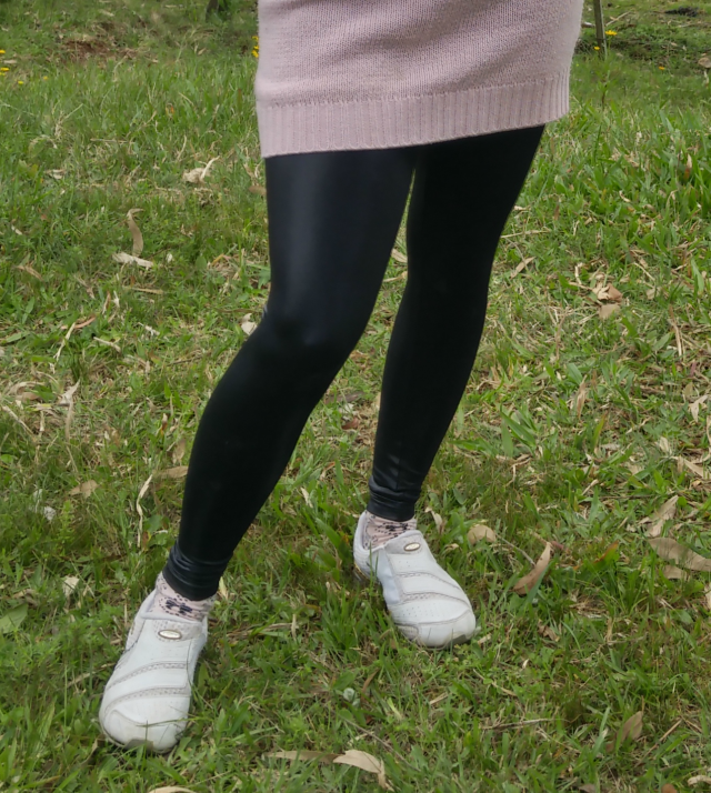 Vestido de lã + legging de couro + tênis