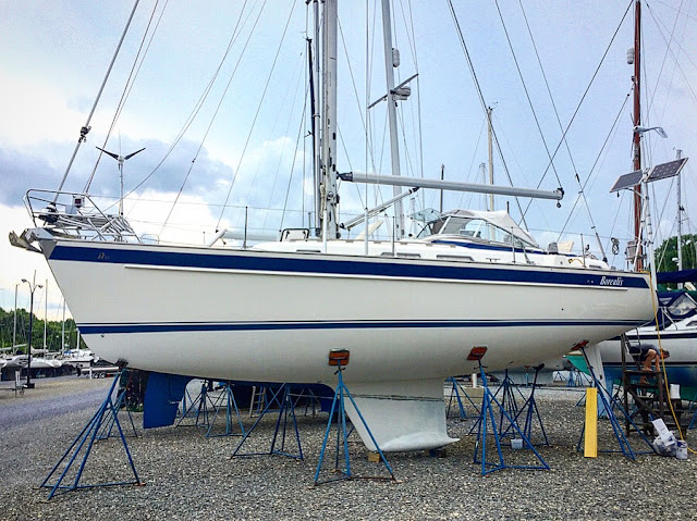 Hallberg-Rassy 37 after sodablasting and barrier coat paint