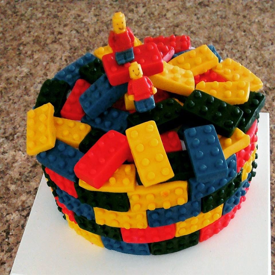 Lino Doces e Salgados Bolo Lego em pasta americana