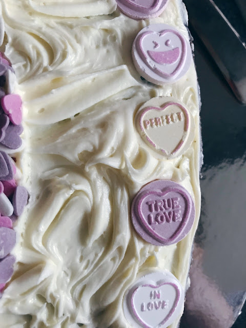 Love hearts placed around the edge of the cake