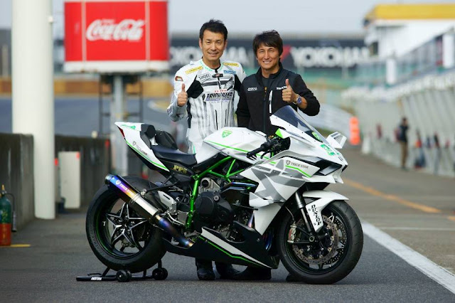 Galeri dan video tambahan dari Kawasaki Ninja H2R Trickstar Racing . .