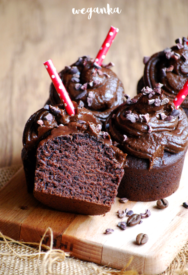 Babeczki mokka z kremem z awokado