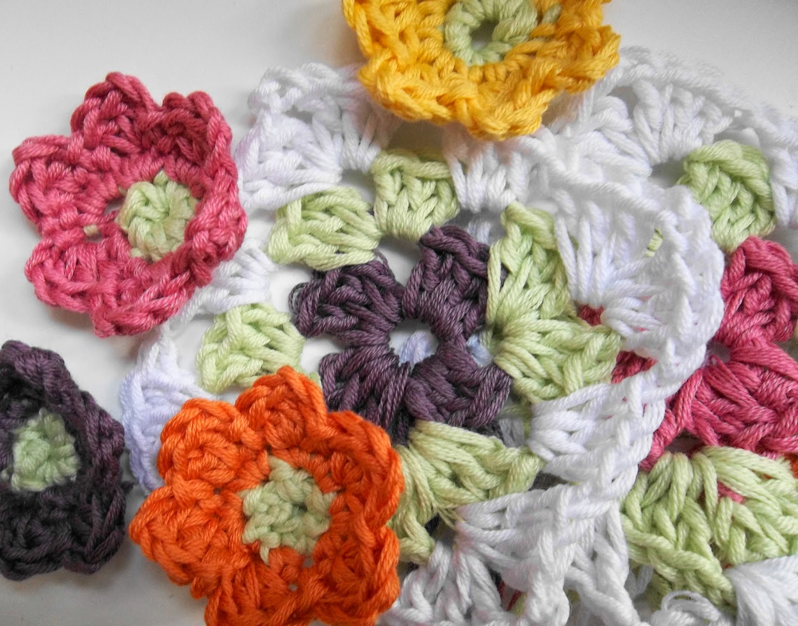 Free Crochet Pattern. Lets make Daisy Chains.