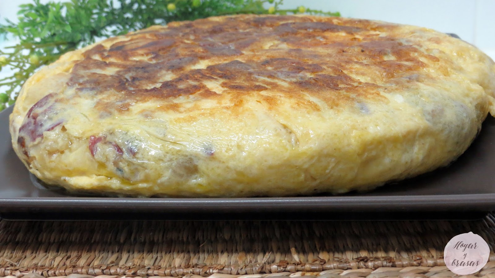 Tortilla de queso de cabra, cecina y patata. Hogar y Brasas
