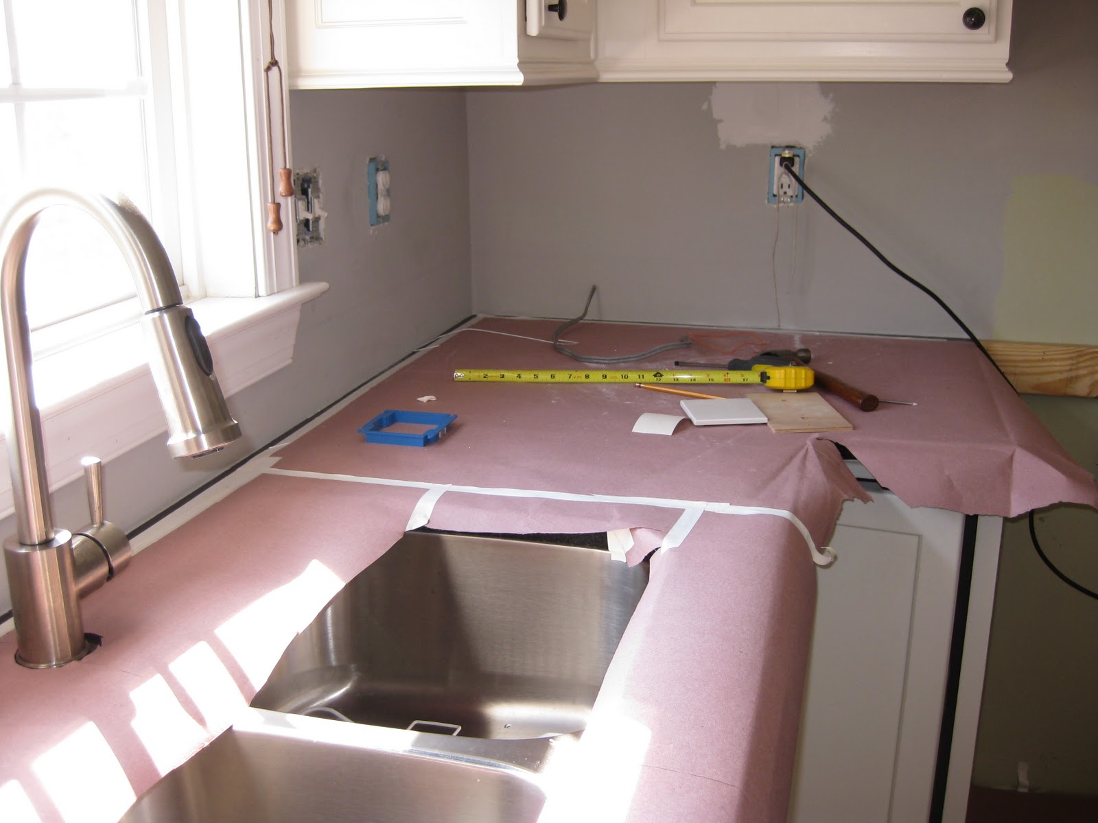 Installing a Marble Backsplash Remodelando la Casa