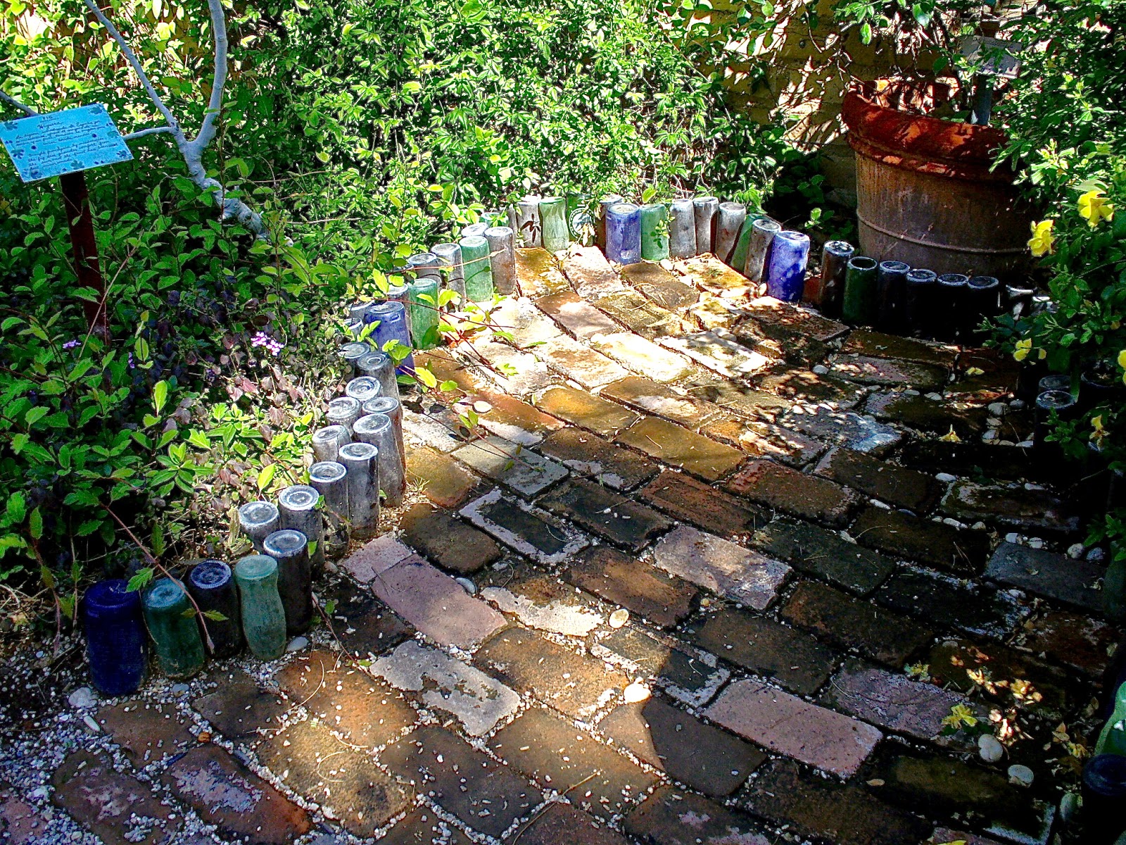 Alt. Build Blog: Reusing Glass Bottles For Landscaping