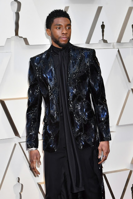 Chadwick Boseman si lascia sedurre dagli gioielli Bulgari: anello collezione “Serpenti”, anelli e bracciale collezione “Bzero.1”.
