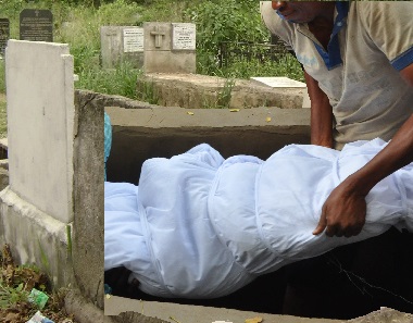 Pandemonium In Warri Cementery Girl 'RESURRECTED' At Interment ; Family, Friend Scampered, Bolted Pandemonium In Warri Cementery Girl 'RESURRECTED' At Interment ; Family, Friend Scampered, Bolted