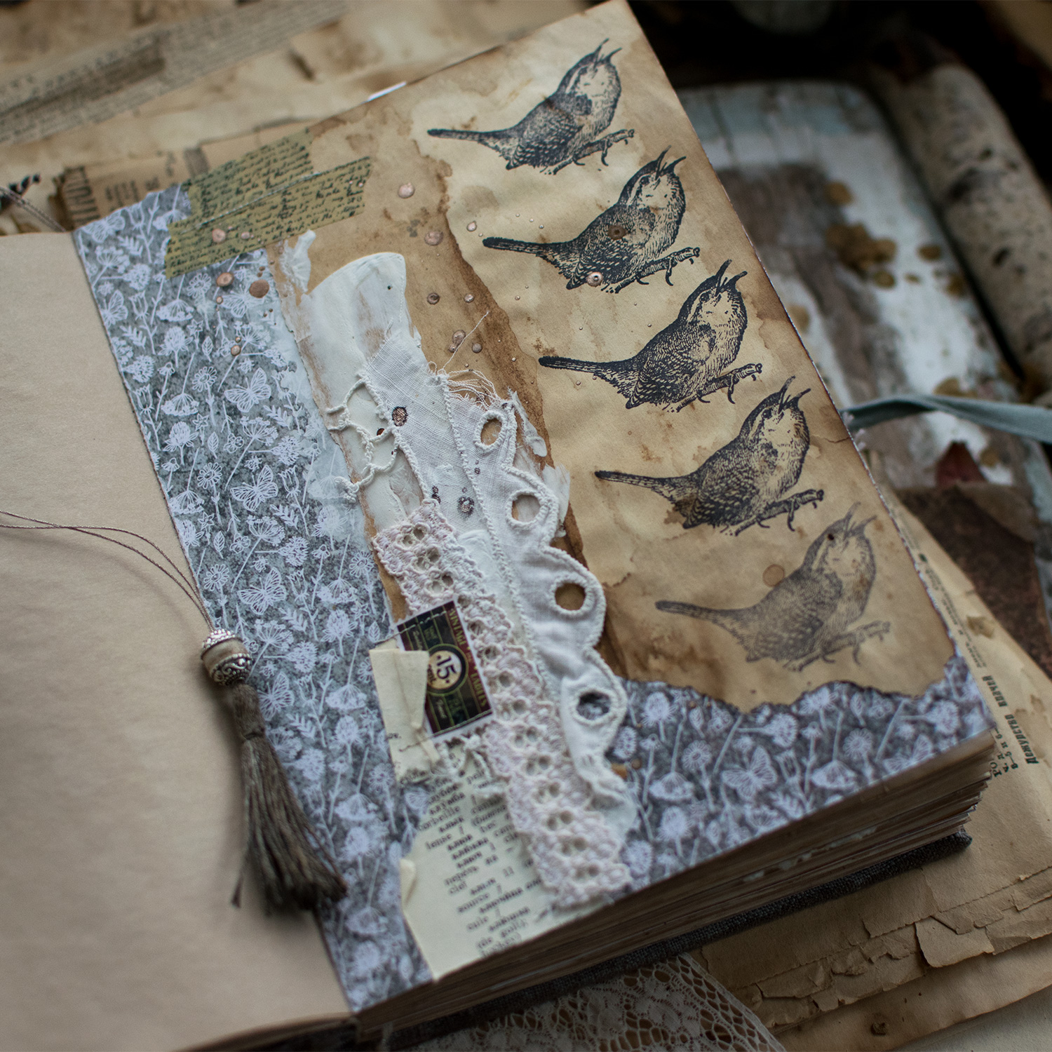 Блокнот про брайлеру для не зрячих. Блокнот про. Блокнот с природой. Мужчина с блокнотом. Что нужно чтобы оформить блокнот техника art book.