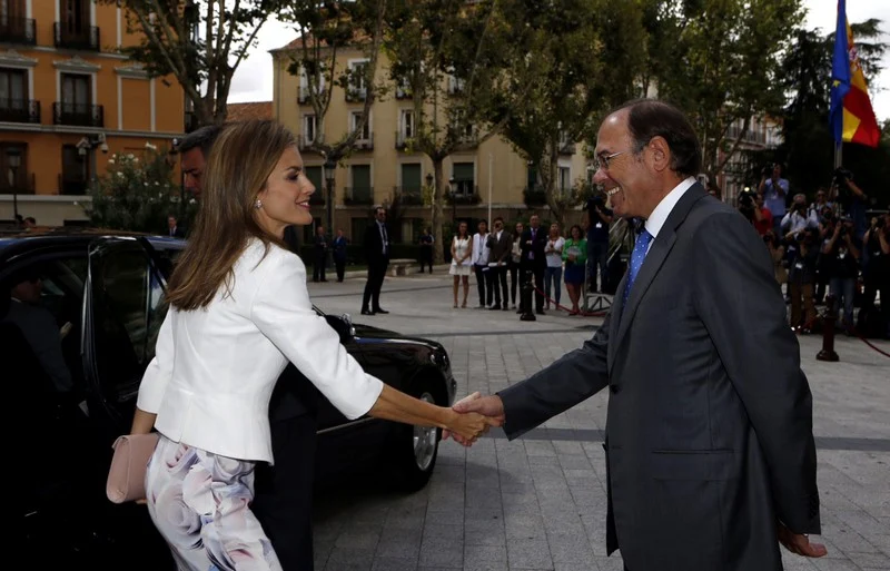 Today, the Queen Letizia visited the Senate to put the price 'Luis Carandell' for Parliamentary Journalism. 