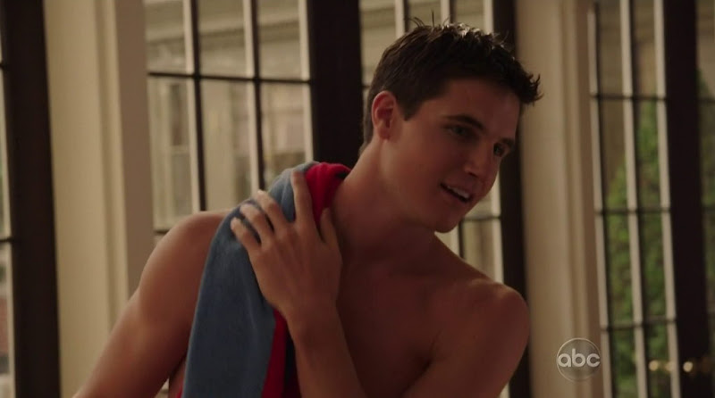 Robbie Amell Shirtless in Revenge s1e02 Continue Reading 
