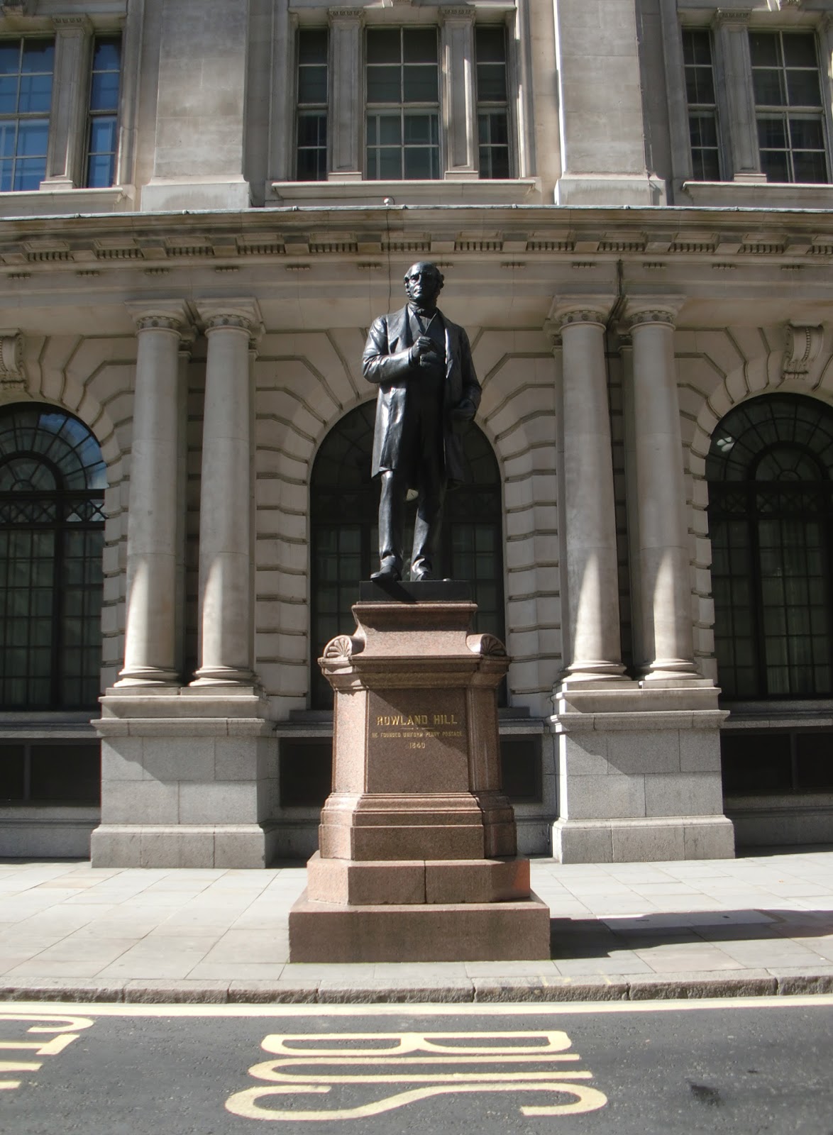 英国便り ローランド・ヒルの像