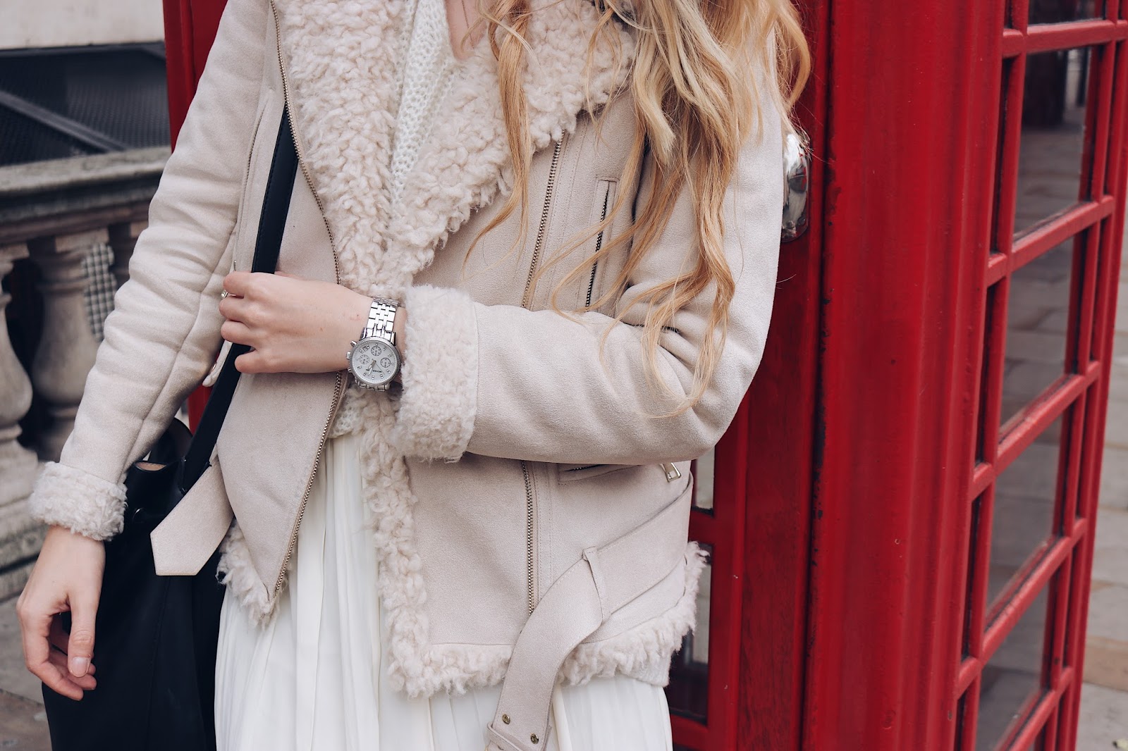 Fashionblog Stuttgart: Outfit All White Gambettes Box Strumpfhose an Telefonzelle London 