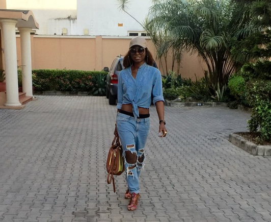 Photo: Singer Niyola steps out in seriously distressed jeans