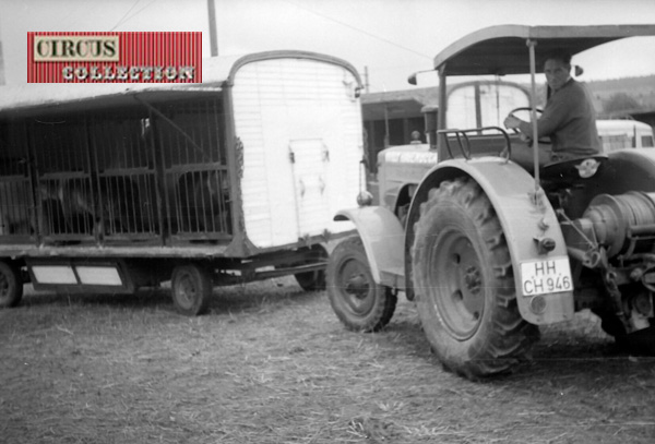 un tracteur met en place une roulotte cage du  Cirque Willy Hagenbeck  