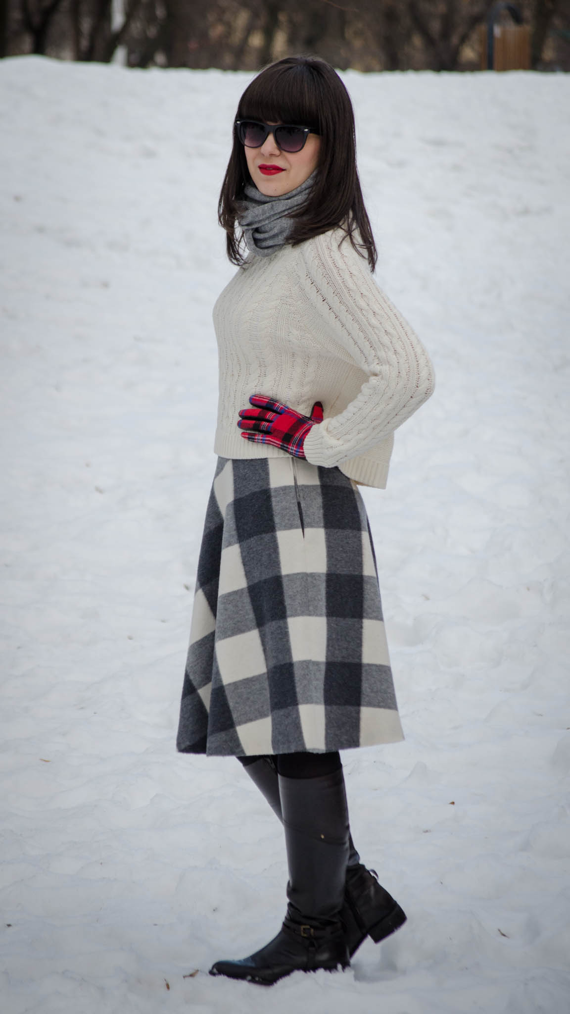 black & white squared thrifted skirt oversized green sweater white h&m sweater brown bata boots tartan koton gloves winter snow bangs grey scarf 