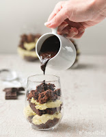 Vasitos de chocolate con crema de manzana y chocolate caliente