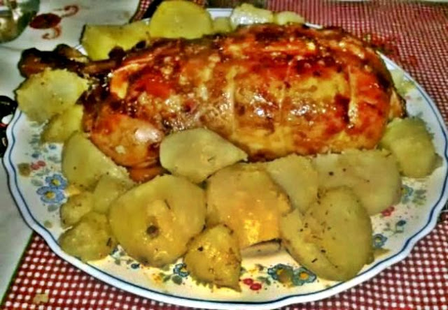 Pollo relleno con patatas