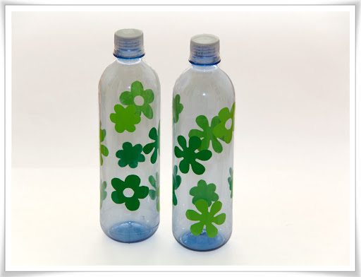 Vattenflaskor med blommor av grön självhäftande plast