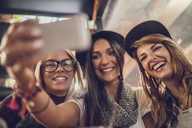 Oικογένειες Ελλήνων βγάζουν την τελευταία selfie και εγκαταλείπουν την χώρα Oικογένειες Ελλήνων βγάζουν την τελευταία selfie και εγκαταλείπουν την χώρα