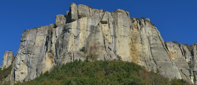 The cliffs of Bismantova from Piazzale Dante. The beautiful nature trail around the mountain runs under the cliff line.