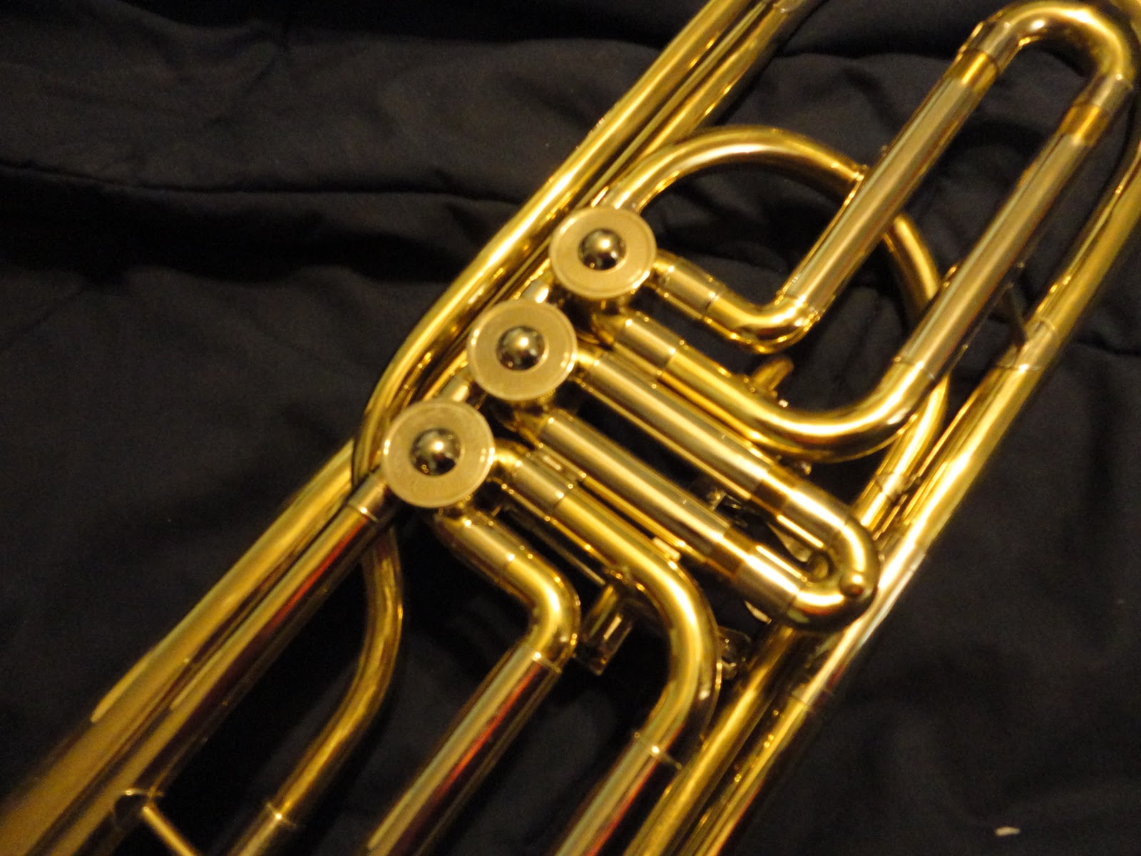 Бас труба звук. Бас труба. Ржавый тромбон. Золотой тромбон. Труба бас б1.