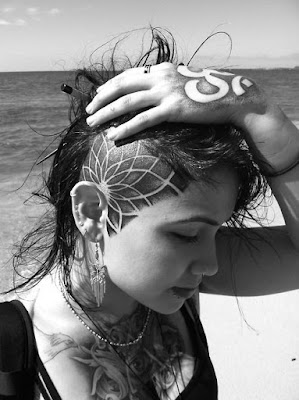 Vemos un tatuaje de mandala en una chica, el tatuaje es delicado y un tatuaje femenino
