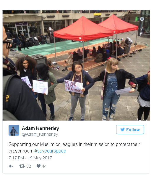  Para Mahasiswa Non Muslim Ini Lindungi Teman-Temannya Yang Tengah Mendirikan Salat Jumat