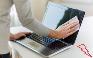 Cara Membersihkan Keyboard, Casing Dan Layar Laptop Yang Kotor 