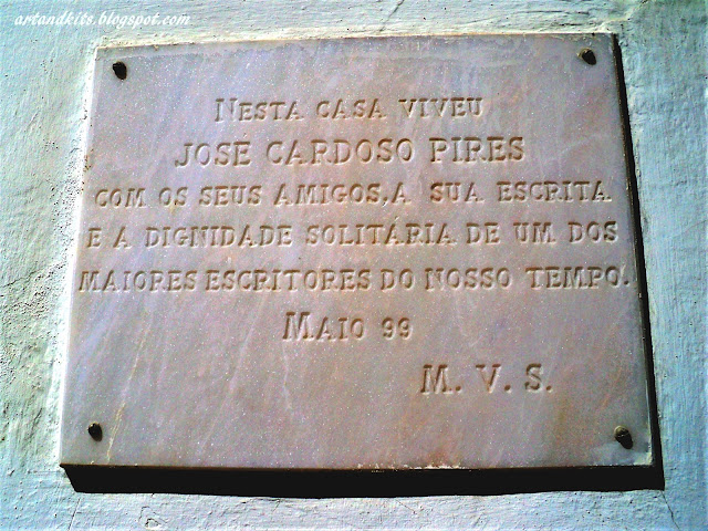 E nesta casa, na Ericeira... conforme podem "ler", na minha foto seguinte... "nesta casa viveu José Cardoso Pires, com os seus amigos, a sua escrita e a dignidade solitária de um dos maiores escritores do nosso tempo." / And in this house, in Ericeira... as you can "read" in my photo above... "José Cardoso Pires lived in this house, with his friends, his writing and the solitary dignity of one of the greatest writers of our time."