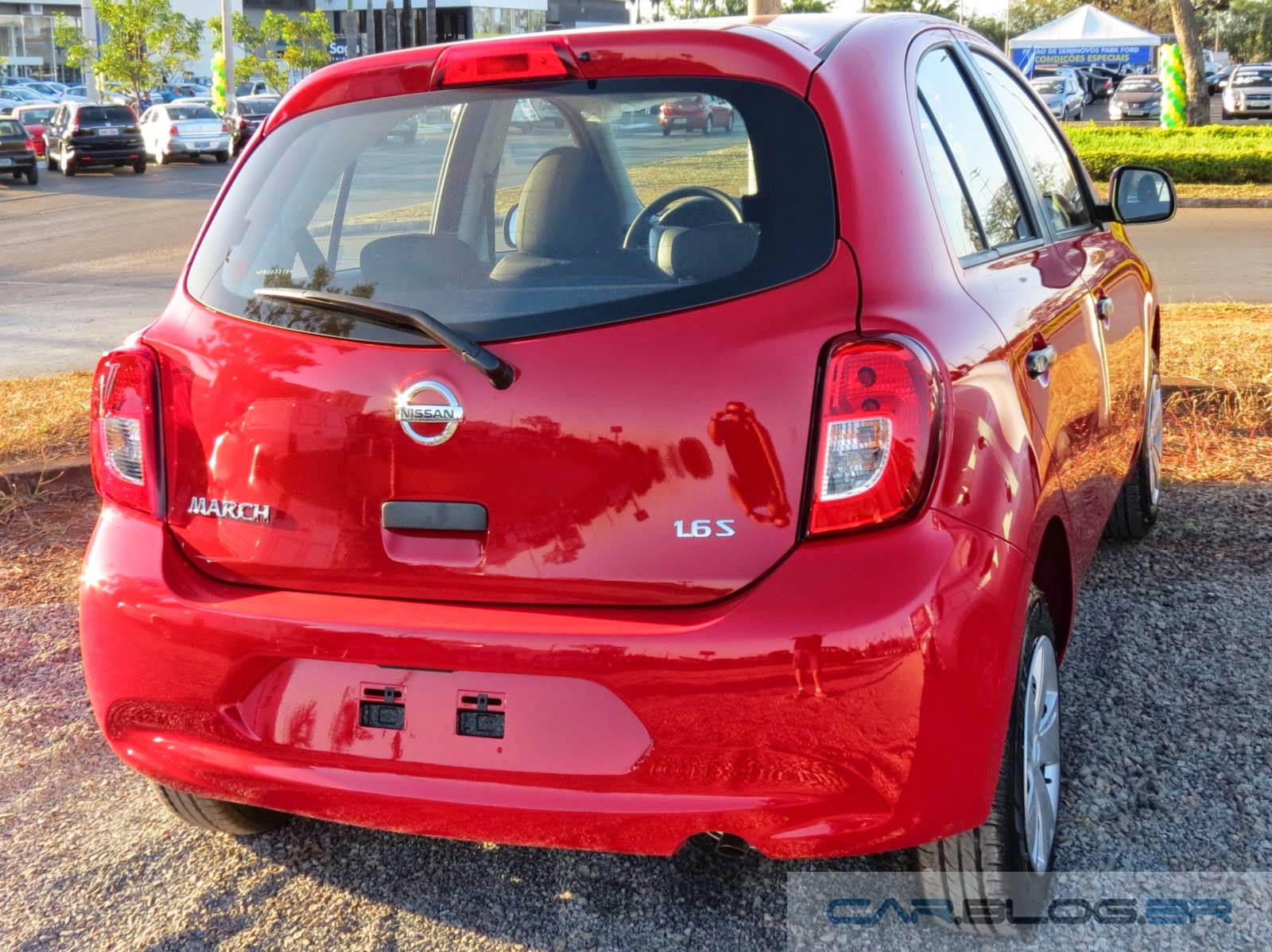 Nissan New March 2015 S e SV preço, consumo e detalhes