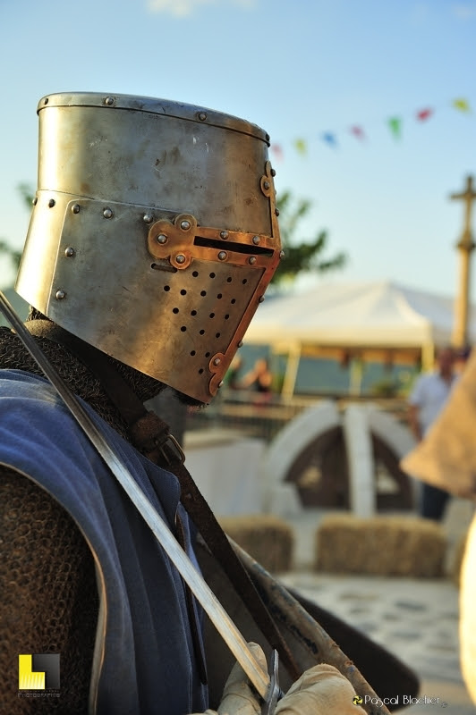 un chevalier avec son heaume photo Pascal Blachier