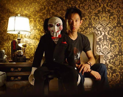   Biografi James Wan Sutradara The Conjuring     Biografi   Nama Lengkap : James Wan  Tanggal Lahir : 27 Februari 1977 (umur 37)  Tempat Lahir. : Kuching, Sarawak, Malaysia.  Kebangsaan : Australia  Pekerjaan : Sutradara Film, produser film, dan penulis skenario  Aktif dari tahun 1999-sekarang  James Wan, orang berkulit asia ini adalah seorang produser film, penulis skenario, dan sutradara film asal Australia, keturunan Tionghoa Malaysia. Dia dikenal luas oleh dunia karena telah menyutradai Film Horror terkenal mulai dari Stygian, Saw, Dead Silence, Death Sentence, Insidious dan sekuelnya, The Conjuring , dan menciptakan karakter Billy the puppet. Tapi sebenarnya Wan juga sedang terlibat sebagai sutradara film Fast & Furious 7 sejak Agustus lalu dan rencananya akan diluncurkan pada tahun 2015 mendatang.  Awal Karir James   James Wan lahir dari kedua orang tua Cina di Khucing, Sarawak Malaysia 27 Februari 1977. Keluarganya pindah dan menjadi warga negara Australia pada saat usianya 7 tahun. Sejak kecil James Wan sudah diperkenalkan oleh ibunya berbagai macam jenis film. Film pertama yang disaksikannya bersama ibunya adalah ‘Snow White and The Seven Dwarves’. Dan yang paling membekas diingatan Wan selagi kecil adalah film Jaws dan Poltergeist, karya Referensi  http://aviaalviolita.blogspot.co.id/2014/11/biografi-james-wan.html