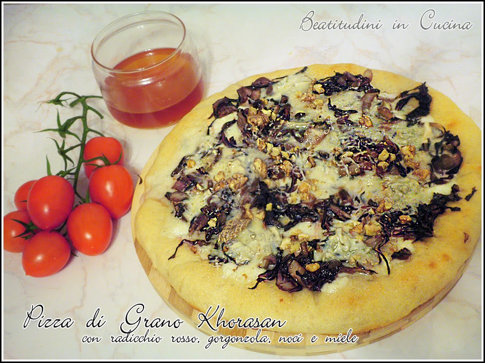 pizza con radicchio rosso, gorgonzola, noci e miele